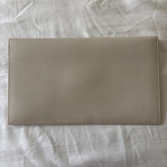 YSL SMALL ENVELOPE CLUTCH WITH A FLAP FEATURING THE CASSANDRE. - Picture 4 of 7